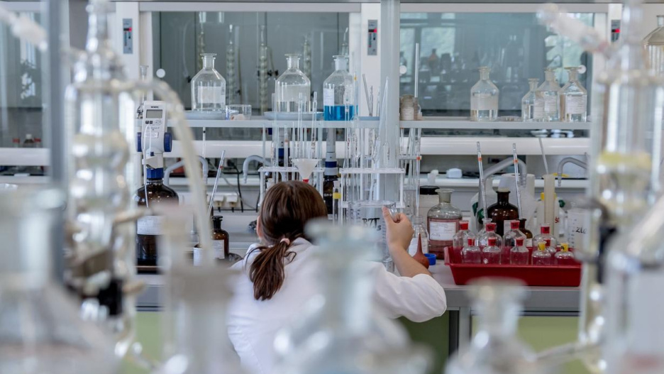 Investigadora en laboratorio