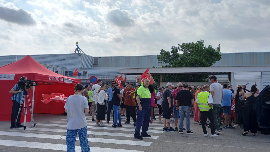 Varios trabajadores concentrados frente a las naves de la empresa Ilunion.