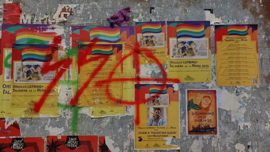 Pintadas sobre los carteles que anuncian las actividades programadas con motivo de la semana del Orgullo