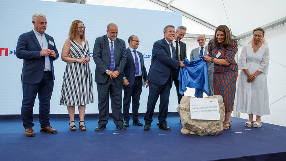 El presidente de Castilla-La Mancha, Emiliano García-Page, coloca, en Guadalajara, la primera piedra de la nueva planta de la compañía FM Logistic.