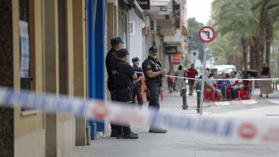 Efectivos de la Policía Nacional en Algemesí donde se ha producido el asesinato.