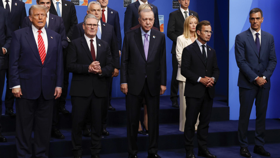 FOTODELDIA LA HAYA, 25/06/2025.- El presidente del Gobierno español, Pedro Sánchez (d); el presidente estadounidense, Donald Trump (i); el turco, Recep Tayyip Erdogan (c); y la primera ministra italiana, Giorgia Meloni (3d), entre otros líderes, posan en la foto de familia de la cumbre de la OTAN que se celebra este miércoles en La Haya, Países Bajos. EFE/ J.J. Guillén
