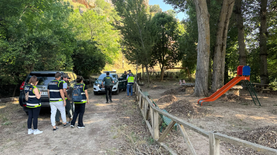 Los agentes en las cercanías del paraje en el que ha aparecido el cuerpo sin vida de una mujer, en Ruguilla, Guadalajara