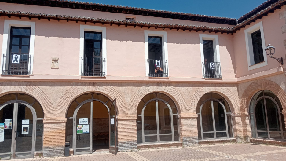 Crespones negros en Cifuentes por el asesinato machista de la mujer hallada muerta en una cueva de la localidad