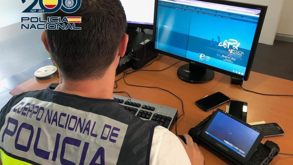 Imagen de un agente de Policía Nacional frente a un ordenador
REMITIDA / HANDOUT por POLICÍA NACIONAL
Fotografía remitida a medios de comunicación exclusivamente para ilustrar la noticia a la que hace referencia la imagen, y citando la procedencia de la imagen en la firma
27/6/2025