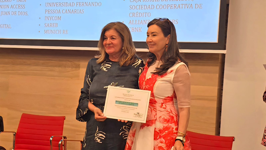 Carmen Amores, directora general de CMM, recibiendo la distinción de la Fundación Woman Forward como una de las 50 empresas españolas en igualdad de manos de la presideta de la Fundación, Míriam Izquierdo.
