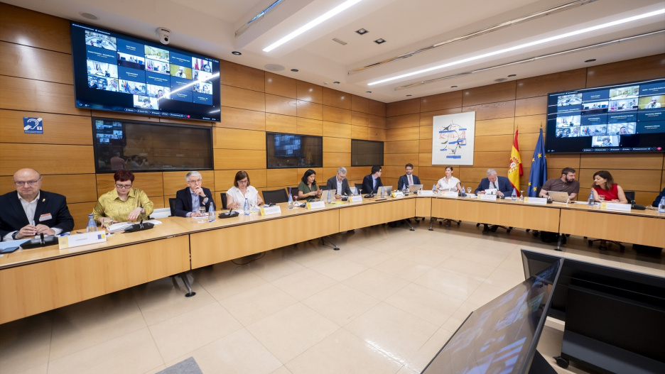 La ministra de Juventud e Infancia, Sira Rego (2d), el jefe de gabinete de la ministra de Juventud e Infancia, Adrián Arias Mieres (3d) y el secretario de estado de juventud e infancia, Rubén Pérez Correa (d) presiden la Conferencia Sectorial de Infancia y Adolescencia, en la sede del Ministerio, a 27 de junio de 2025, en Madrid (España). La Conferencia Sectorial de Infancia y Adolescencia reúne a representantes del Gobierno central y de las comunidades autónomas para abordar cuestiones clave en materia de protección y desarrollo de los derechos de la infancia y la adolescencia. El principal tema a tratar es el debate sobre el Real Decreto de reubicación de menores migrantes.
Alberto Ortega / Europa Press
27/6/2025