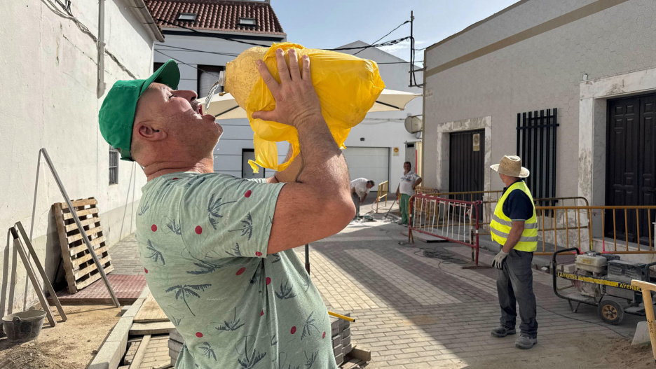 Un hombre bebe agua para intentar mitigar las altas temperaturas