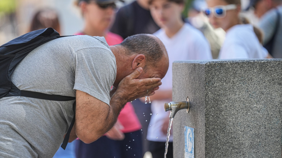 (Foto de ARCHIVO)
Un hombre se refresca en fuente pública.