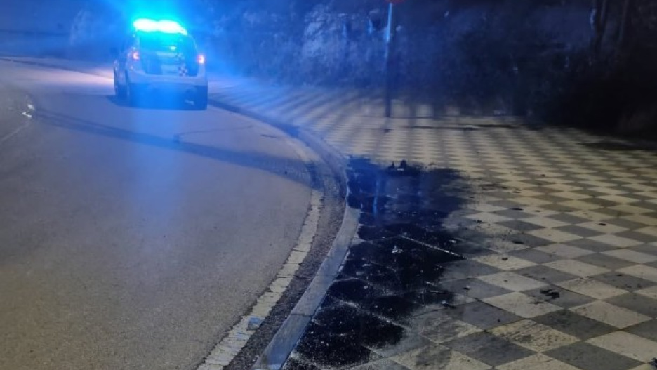 Rastro de aceite que dejó el vehículo tras impactar contra el bordillo.