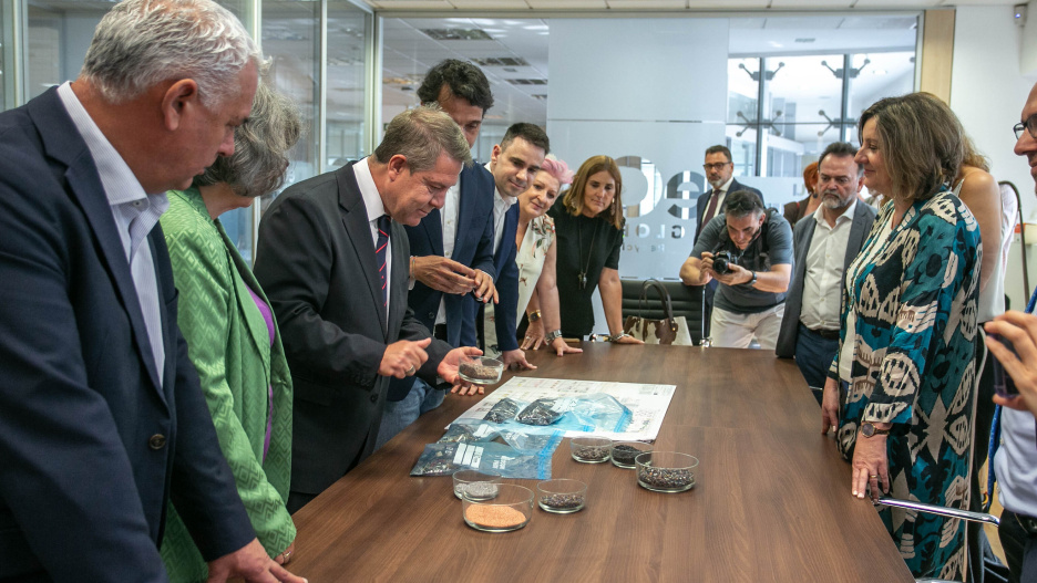 El presidente de Castilla-La Mancha en la nueva empresa de reciclaje de Cabanillas.