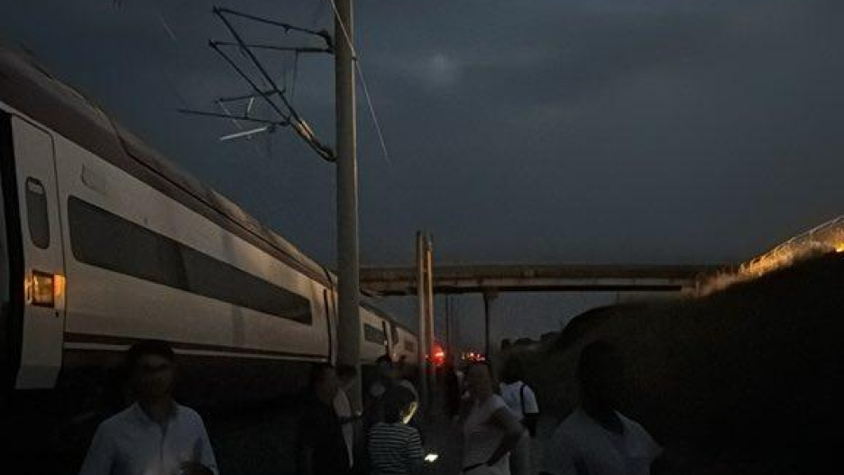 Varios pasajeros anoche fuera del tren que quedó parado en Ciudad Real.