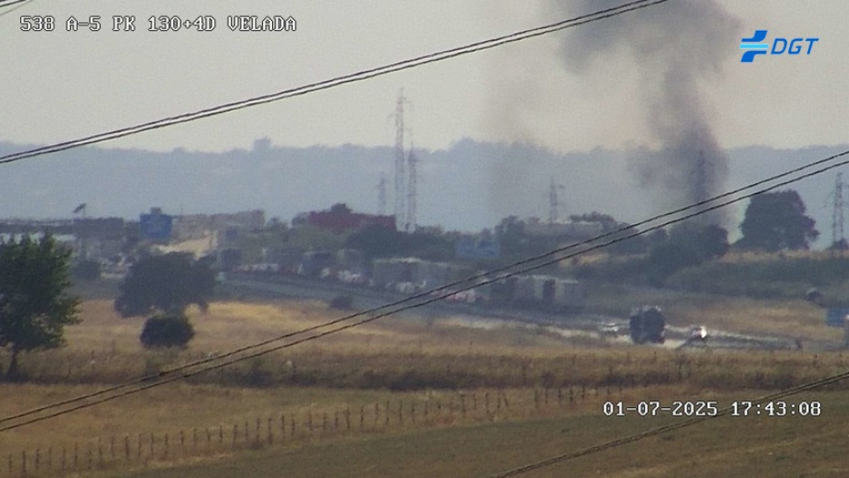 Cortada la A-5 a la altura de Calera y Chozas (Toledo) por el incendio de la carga de un camión