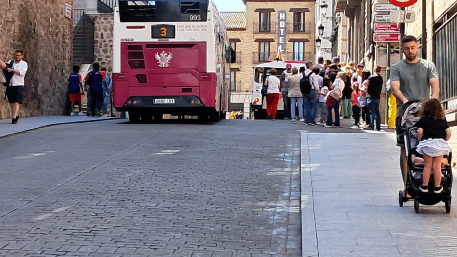 Cuesta de Carlos V de Toledo con autobús urbano y tren turístico.
Adrià Riudavets / Europa Press
02/7/2025