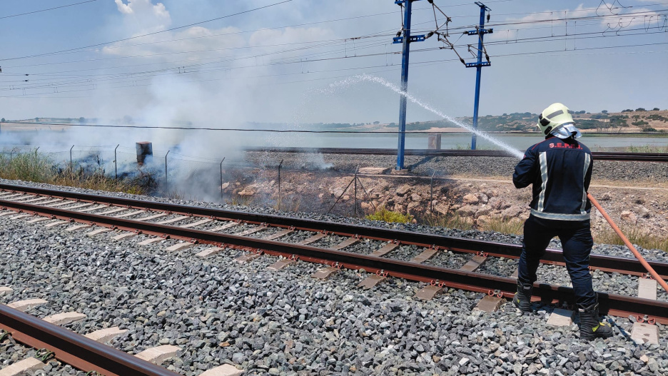 Un bombero actuando contra el incendio en el tramo de vía ferroviaria entre La Encina y Chinchilla de Montearagón (Albacete)