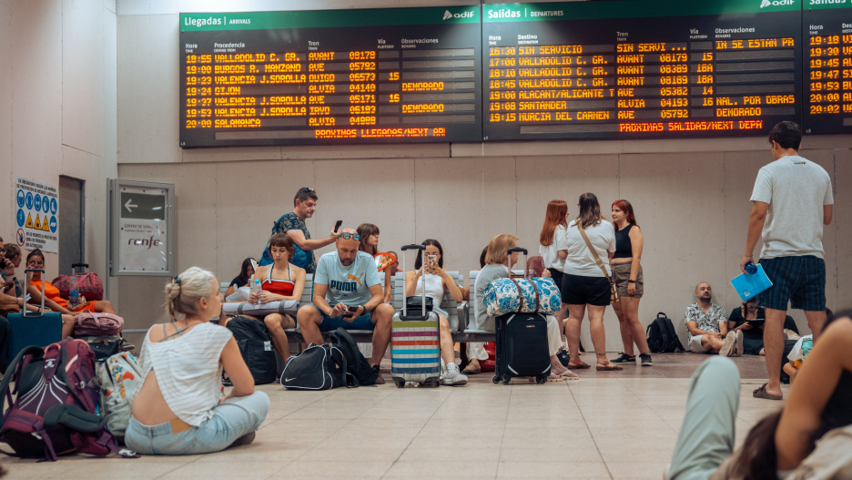 (Foto de ARCHIVO)
Decenas de personas afectadas por los retrasos en varios trenes, en la estación de tren de Chamartín, a 20 de agosto de 2024, en Madrid (España). Una incidencia que ha afectado a la electrificación de la estación Madrid Chamartín-Clara Campoamor ha ocasionado demoras y retrasos de hasta 40 minutos en trenes de alta velocidad con origen y destino en esta estación. La incidencia ha afectado inicialmente a tres trenes, dos de ellos Avant de Renfe entre Madrid y Valladolid y el otro, un Iryo Madrid-Alicante. Posteriormente, en torno a las 19.00 horas unos 6 trenes se habían visto afectados, con demoras medias de 30 minutos. Adif está coordinándose con las empresas ferroviarias y algunos trenes se están derivando a Atocha. También se están regulando los accesos para evitar aglomeraciones e incrementándose el número de personas para asistir a los viajeros y el personal de Adif trabaja ya para solucionar la incidencia en el menor tiempo posible.

Gabriel Luengas / Europa Press
20 AGOSTO 2024;CHAMARTÍN;RETRASOS;AVERÍA;DEMORADOS;ADIF;RENFE;TRENES;ESTACIÓN
20/8/2024