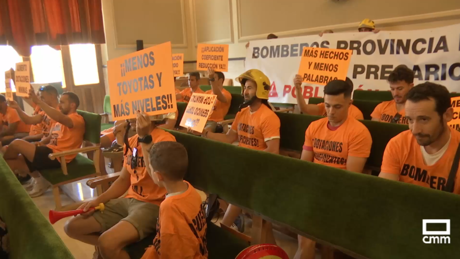 Una treintena de profesionales se han concentrado unos minutos a las puertas de la institución para luego subir al Salón de Plenos