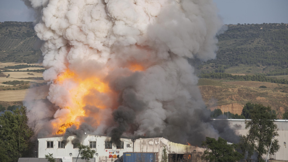 GUADALAJARA, 04/07/2025.- Imagen del incendio que se ha producido hoy viernes en la planta de reciclado de baterías de litio este viernes en Azuqueca de Henares (Guadalajara). EFE / Nacho Izquierdo.