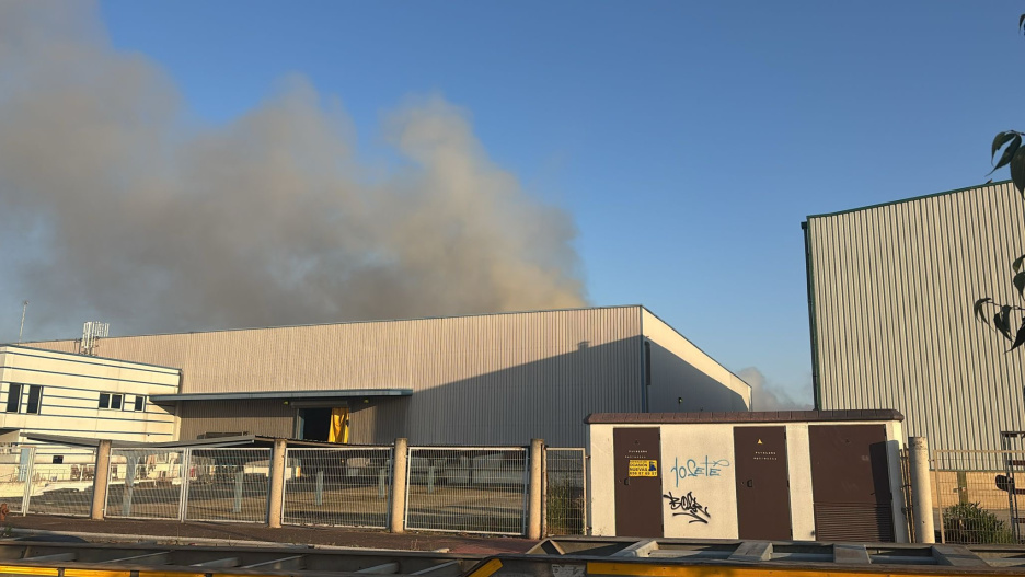 Se reduce la columna de humo por el incendio de una planta de litio en Azuqueca de Henares