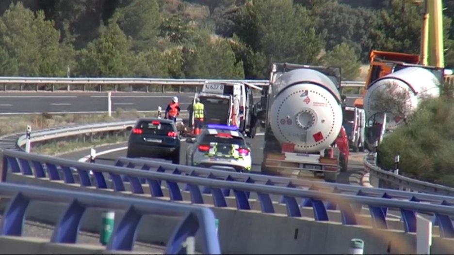 El vuelco de un camión cisterna que transportaba gas butano obligaba a cortar la A-30 este viernes