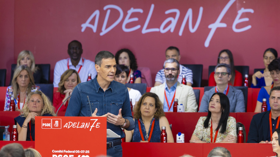 MADRID, 05/07/2025.- El secretario general del PSOE y presidente del Gobierno, Pedro Sánchez (c), durante el Comité Federal del partido este sábado, en la sede del partido en la madrileña calle de Ferraz. EFE/ Eva Ercolanese PSOE SOLO USO EDITORIAL SOLO DISPONIBLE PARA ILUSTRAR LA NOTICIA QUE ACOMPAÑA (CRÉDITO OBLIGATORIO)