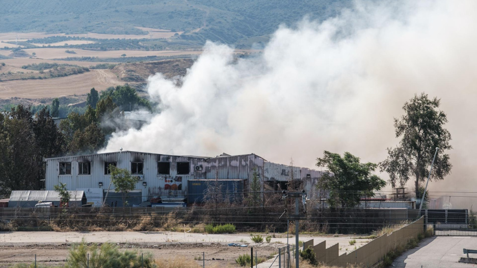 AZUQUECA DE HENARES (GUADALAJARA), 05/07/2025.- Vista del incendio de una planta de reciclaje de baterías de litio este sábado, en Azuqueca de Henares (Guadalajara). El Gobierno de Castilla-La Mancha ha enviado un tercer mensaje de alerta a los vecinos de Alovera y Cabanillas del Campo (Guadalajara) para informar de la finalización de las recomendaciones de autoprotección para estos municipios por el humo tóxico generado en el incendio de una planta de reciclaje de baterías de litio en Azuqueca de Henares, donde las medidas siguen activas. Según ha informado el 112, el Plan Territorial de Castilla-La Mancha (Platecam), sigue activo, pero un cambio en la dirección del viento ha permitido a los servicios de emergencia considerar que la dispersión del humo no afectará en las próximas horas a estos municipios. EFE/ Nacho Izquierdo