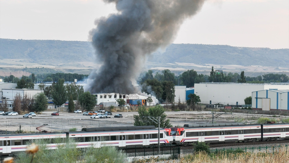 (Foto de ARCHIVO)
Incendio en una empresa de baterías de litio y de pilas, a 4 de junio de 2025, en Azuqueca de Henares, Guadalajara, Castilla-La Mancha (España). Un incendio declarado sobre las 19.00 horas de hoy en una empresa de baterías de litio y de pilas situado en el Polígono Industrial Ródano de Azuqueca de Henares ha puesto en alerta a la población de este municipio guadalajareño, que ronda los 36.000 habitantes. En el operativo movilizado por el 112 participan bomberos de Sigüenza, Guadalajara, Azuqueca y Madrid, y policías locales de Azuqueca, Alovera y Cabanillas del Campo. Agentes de la Guardia Civil, bomberos forestales, Protección Civil de Alovera y una UVI y una ambulancia de soporte vital básico en preventivo también forman parte del dispositivo desplegado en la zona.
Rafael Martín / Europa Press
04 JULIO 2025;INCENDIO;BOMBEROS;FUEGO;BATERÍAS;PILAS;SUCESO
04/7/2025