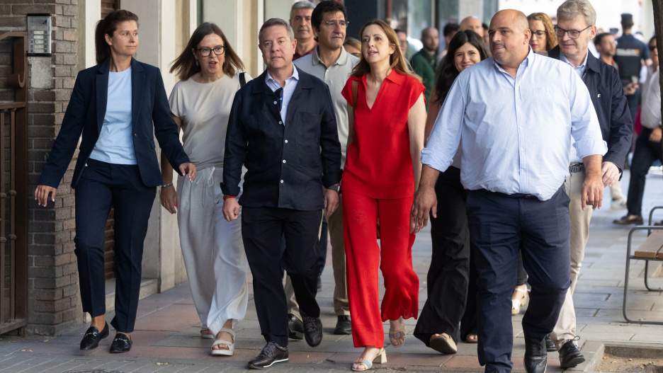 (Foto de ARCHIVO)
El presidente de Castilla-La Mancha, Emiliano García-Page (c), a su llegada a la reunión del Comité Federal del PSOE, en la sede federal del partido, a 5 de julio de 2025, en Madrid (España). El Comité Federal del PSOE que se celebra hoy es clave para la reestructuración interna tras la crisis provocada por el ‘caso Koldo’ y la dimisión de Santos Cerdán. Se elige a su sustituta, Rebeca Torró, y se renueva la dirección, buscando recuperar credibilidad, unidad y lanzar un mensaje de limpieza interna.
Eduardo Parra / Europa Press
05 JULIO 2025;PSOE;REUNIÓN;COMITÉ;POLÍTICA
05/7/2025