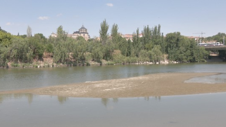 Imagen de las últimas horas del caudal del río Tajo a su paso por Toledo (09/07/2025).
