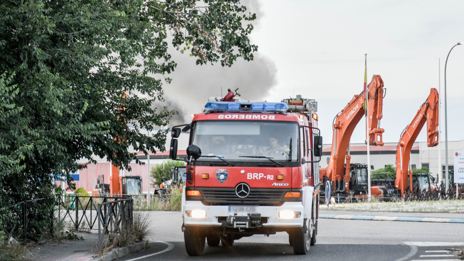 Bomberos trabajan en el incendio de una empresa de baterías de litio y de pilas en Azuqueca de Henares