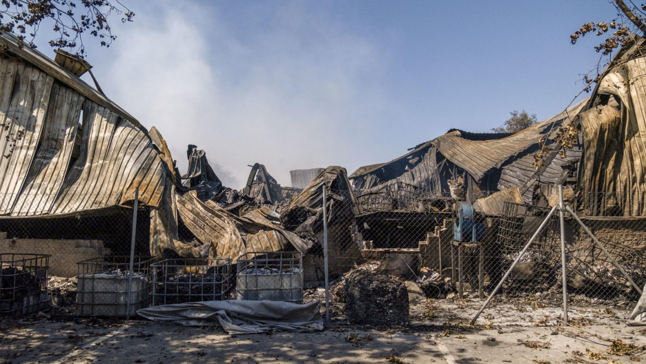AZUQUECA DE HENARES (GUADALAJARA), 07/07/2025.- La empresa de reciclaje de baterías de litio incendiada el pasado viernes en el polígono Ródano de Azuqueca de Henares (Guadalajara)