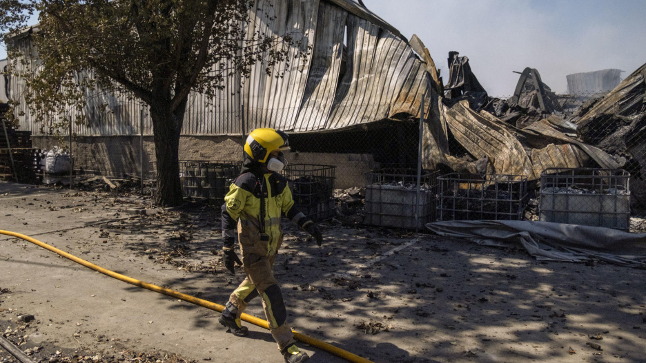 AZUQUECA DE HENARES (GUADALAJARA), 07/07/2025.- Desactivado el plan de emergencia tras la favorable evolución del incendio en la plana de reciclaje de baterías de Azuqueca de Henares