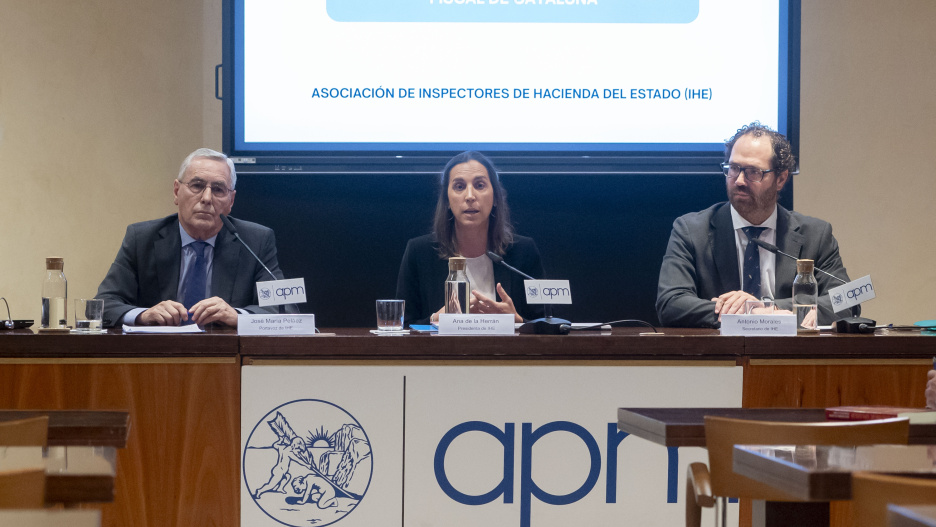 El portavoz de IHE, José María Peláez, la presidenta de IHE, Ana de la Herrán, y el secretario de IHE, Antonio Morales, durante un encuentro con los medios de comunicación organizado por la Asociación de Inspectores de Hacienda del Estado (IHE), en la Asociación de la Prensa de Madrid, a 16 de julio de 2025, en Madrid (España). La Asociación de Inspectores de Hacienda del Estado (IHE) celebra un encuentro con los medios de comunicación para valorar y analizar en profundidad los nuevos pasos hacia la independencia fiscal de Cataluña dados a conocer recientemente entre el Gobierno y la Generalitat.
Alberto Ortega / Europa Press
16/7/2025