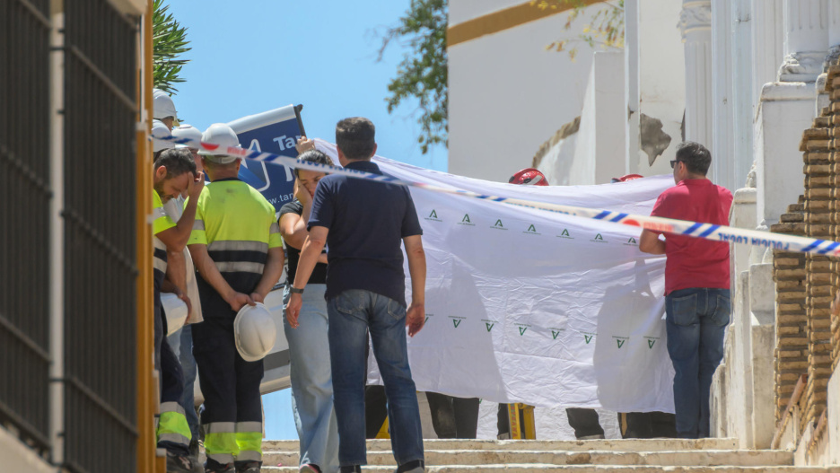 ALCALÁ DE GUADAÍRA (SEVILLA), 16/07/2025.- Dos trabajadores de la construcción han fallecido este miércoles en Alcalá de Guadaíra (Sevilla) tras caer sobre ellos el techo de una vivienda que estaban reformando. Fuentes de Emergencias 112 Andalucía han confirmado a EFE el fallecimiento y han informado de que el suceso se ha producido poco antes de las 12.00 del mediodía, cuando un operario ha avisado del derrumbe del techo.- EFE/ Raúl Caro.