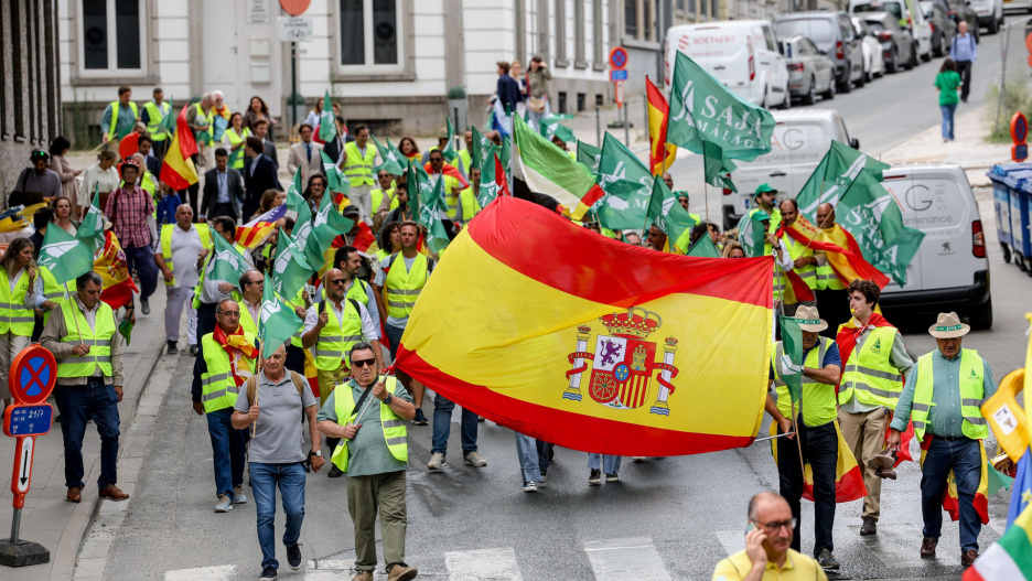 BRUSELAS, 16/07/2025.- Marcha simbólica de agricultores europeos desde el Parlamento Europeo hasta la Comisión Europea coincidiendo con la presentación de la propuesta comunitaria para el presupuesto plurianual de la UE y la futura PAC, este miércoles.EFE/ Pablo Garrigós