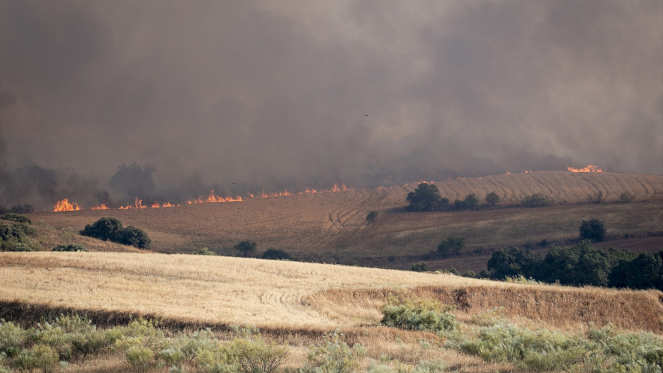 Vista del incendio, a 17 de julio de 2025, en Navalcarnero, Madrid (España). Un incendio originado hoy en la localidad toledana de Méntrida, limítrofe con la Comunidad de Madrid, ha pasado a situación operativa Nivel 2 por posible afección a bienes de naturaleza no forestal e infraestructuras, según apunta el Plan Infocam en su cuenta de X. Por su parte, el Sistema de Información de Incendios Forestales del Gobierno de Castilla-La Mancha refleja que el fuego comenzaba a las 15.02 horas de este jueves, tras ser detectado por un vigilante fijo. En la extinción de las llamas están trabajando en estos momentos un total de 19 medios y 66 personas, concretamente 7 medios aéreos, con ocho personas; diez medios terrestres, con 41 personas, 2 medios de dirección y coordinación, con cinco personas; y 12 personas más de personal interno.
A. Pérez Meca / Europa Press
17 JULIO 2025;FUEGO;INCENDIO;INFOCAM;NIVEL 2;
17/7/2025