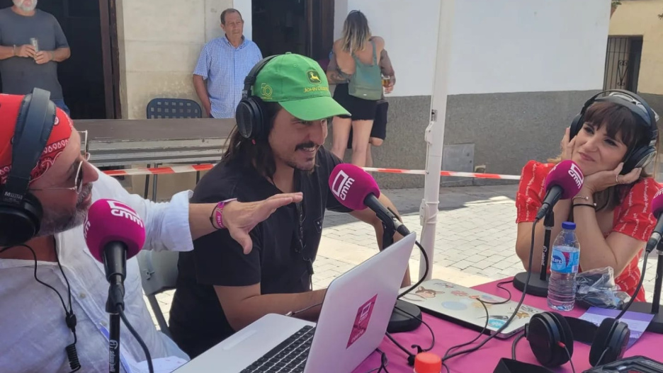 Juan Solo en un momento del programa especial que se emitió desde Leturalma hace dos ediciones junto a la cantante y impulsora del festival, María Rozalén.