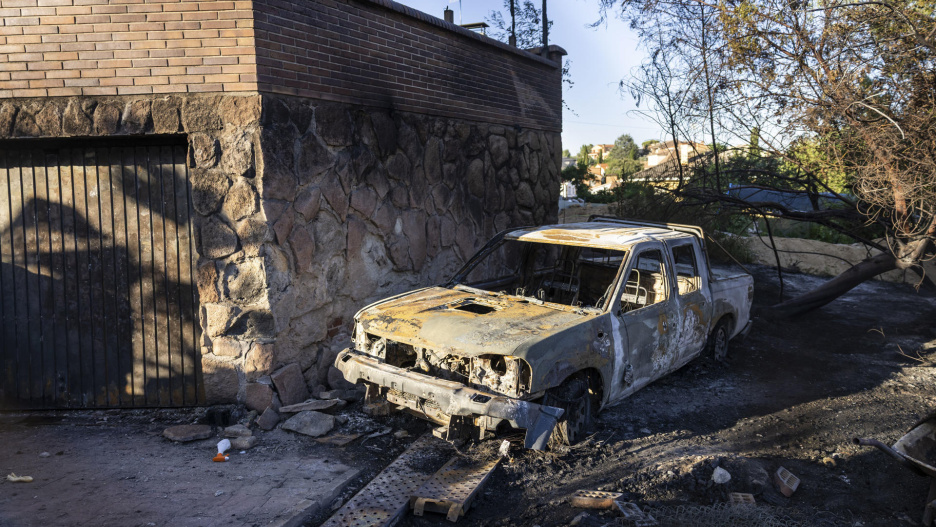 MÉNTRIDA (TOLEDO), 18/07/2025.-Vista de una vivienda afectada por el incendio en la localidad toledana de Méntrida este viernes