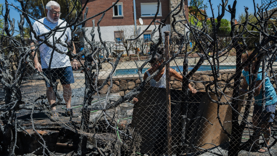 Una pareja cuya vivienda fue afectada por el incendio originado ayer en Méntrida, en la urbanización Calypo del municipio de Casarrubios del Monte, a 18 de julio de 2025, en Casarrubios del Monte, Toledo, Castilla-La Mancha (España). La Unidad Militar de Emergencias (UME) continúa activada realizando labores de extinción del incendio originado ayer en la localidad toledana de Méntrida, y que se ha extendido hasta llegar al municipio de Navalcarnero, al suroeste de la Comunidad de Madrid. Lo hace con 123 militares, 43 vehículos y tres drones, llevando a cabo durante la noche misiones de ataque directo al fuego, que se encuentra ya perimetrado aunque sigue en fase de control, habiéndose extendido a más de 3.000 hectáreas entre Castilla-La Mancha y la Comunidad de Madrid. En el caso de Madrid, la urbanización Calypo de Navalcarnero fue desalojada.

Mateo Lanzuela / Europa Press
18 JULIO 2025;INCENDIO;MÉNTRIDA;FASE;CONTROL;HECTÁREAS
18/7/2025