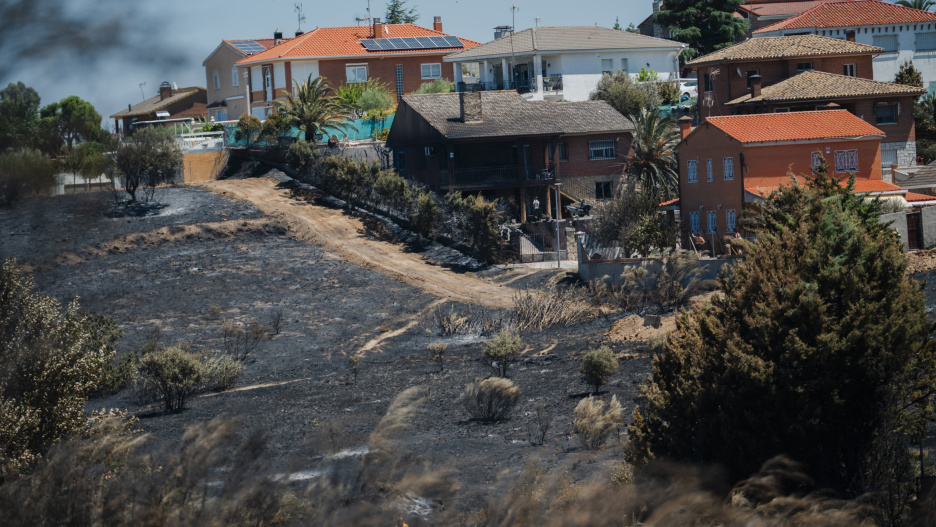 Vista general de cenizas del incendio originado ayer en Méntrida, en la urbanización Calypo del municipio de Casarrubios del Monte, a 18 de julio de 2025, en Casarrubios del Monte, Toledo, Castilla-La Mancha (España). La Unidad Militar de Emergencias (UME) continúa activada realizando labores de extinción del incendio originado ayer en la localidad toledana de Méntrida, y que se ha extendido hasta llegar al municipio de Navalcarnero, al suroeste de la Comunidad de Madrid. Lo hace con 123 militares, 43 vehículos y tres drones, llevando a cabo durante la noche misiones de ataque directo al fuego, que se encuentra ya perimetrado aunque sigue en fase de control, habiéndose extendido a más de 3.000 hectáreas entre Castilla-La Mancha y la Comunidad de Madrid. En el caso de Madrid, la urbanización Calypo de Navalcarnero fue desalojada.
Mateo Lanzuela / Europa Press
18 JULIO 2025;INCENDIO;MÉNTRIDA;FASE;CONTROL;HECTÁREAS
18/7/2025