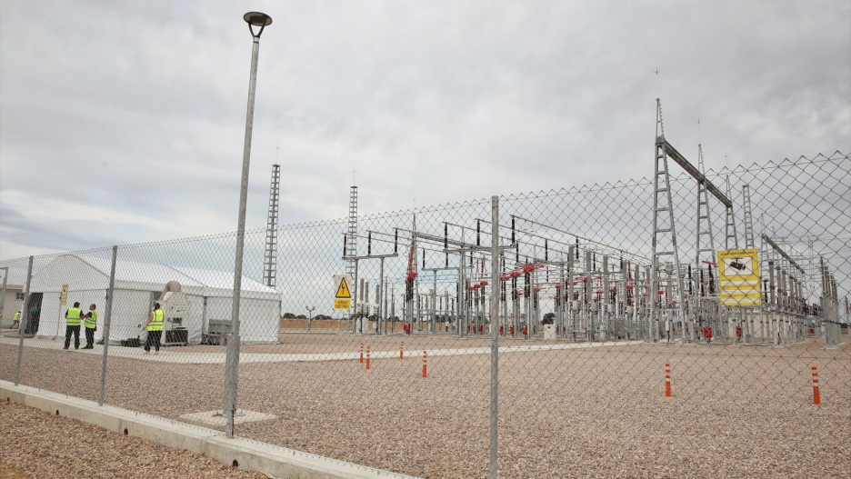 El presidente de la Junta de Comunidades de Castilla-La Mancha, Emiliano García-Page, inauguran la nueva subestación Calera y Chozas 220 kV, a 23 de julio de 2025, en Calera y Chozas, Toledo, Castilla-La Mancha (España). La nueva subestación posibilitará el desarrollo del tejido productivo, impulsará la electrificación del nuevo corredor ferroviario Toledo-Navalmoral-Cáceres-Trujillo y reforzará el suministro eléctrico residencial y de empresas.
Juanma Jiménez / Europa Press
23/7/2025
