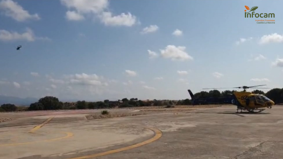 Imagen de los helicópteros enviados al incendio declarado en el sur de Ávila y cercano a la provincia de Toledo