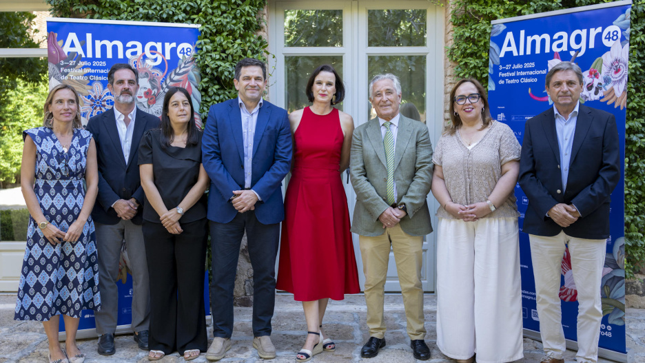 ALMAGRO (CIUDAD REAL), 29/07/2025.- La directora del Festival Internacional de Teatro Clásico de Almagro, Irene Pardo, junto a miembros del Patronato del Festival, la viceconsejera de Cultura de la Junta de Castilla-La Mancha, Carmen Teresa Olmedo (2d), el presidente de la Diputación de Ciudad Real, Miguel Ángel Valverde (4i), el alcalde de Almagro, Francisco Ureña (3d), el vicerrector de Cultura de la Universidad de Castilla-La Mancha (UCLM), César Sánchez (2i), la directora del Museo Nacional de las Artes Escénicas, Beatriz Patiño (i), y los concejales de Almagro, Genaro Galán (d) y Marián Ureña (3i), tras la prensa este martes, en la que ha asegurado que esta edición ha registrado un 14% de asistentes más que la del pasado año que acabó con un total de 65.000 asistentes. El Festival Internacional de Teatro Clásico de Almagro, que se ha celebrado del 3 al 27 de julio, ha clausurado su 48º edición caminando por la senda del crecimiento al superar los 74.000 asistentes, que han avalado un año más una programación pensada y diseñada por el equipo del festival para llevar a escena el mejor teatro clásico del Siglo de Oro producido en España y en otros países del mundo. EFE/Jesús Monroy