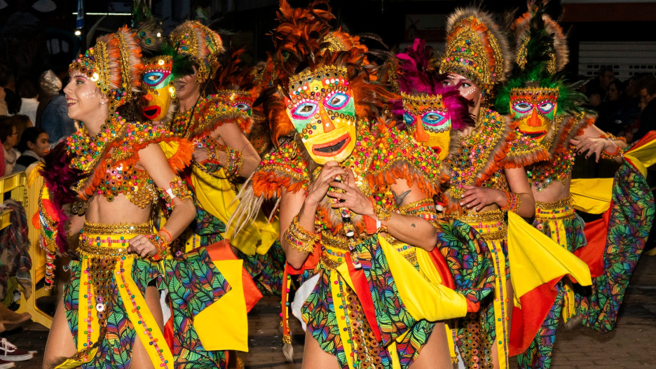 El Carnaval de Herencia tiene orígenes que se remontan al siglo XVIII. Se caracteriza por sus tradiciones únicas, como la figura del "Perlé", un personaje burlesco que representa el orden establecido, y las "Jinetas", que simbolizan los gremios del pueblo