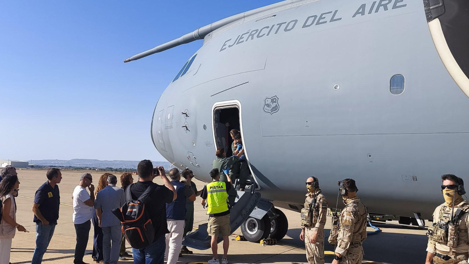 ZARAGOZA, 31/07/2025.- Trece menores y un adulto gazatíes con enfermedades o heridas, acompañados de 44 familiares, aterrizaron este jueves a la Base Aérea de Zaragoza (este de España) para ser tratados en hospitales de distintos puntos del territorio español, informó el Ministerio de Sanidad. EFE/Mº de Defensa SOLO USO EDITORIAL/SOLO DISPONIBLE PARA ILUSTRAR LA NOTICIA QUE ACOMPAÑA (CRÉDITO OBLIGATORIO)