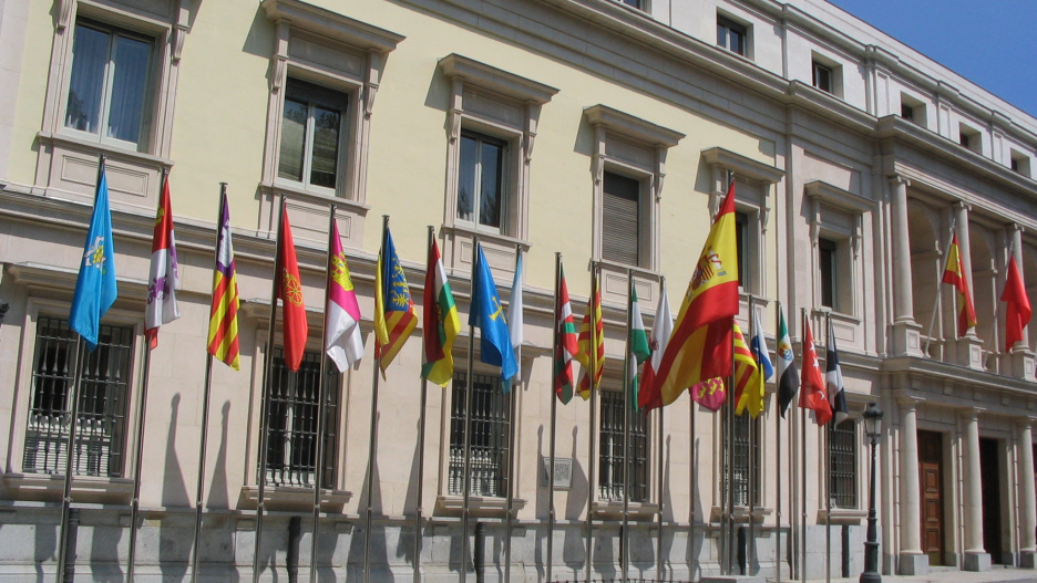 Banderas_de_las_comunidades_autónomas_de_España_frente_al_Senado,_Madrid