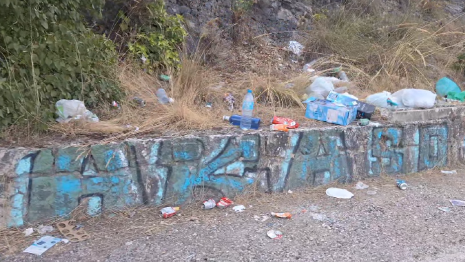 Basura en el entorno del antiguo embarcadero de Las Vías de Entrepeñas