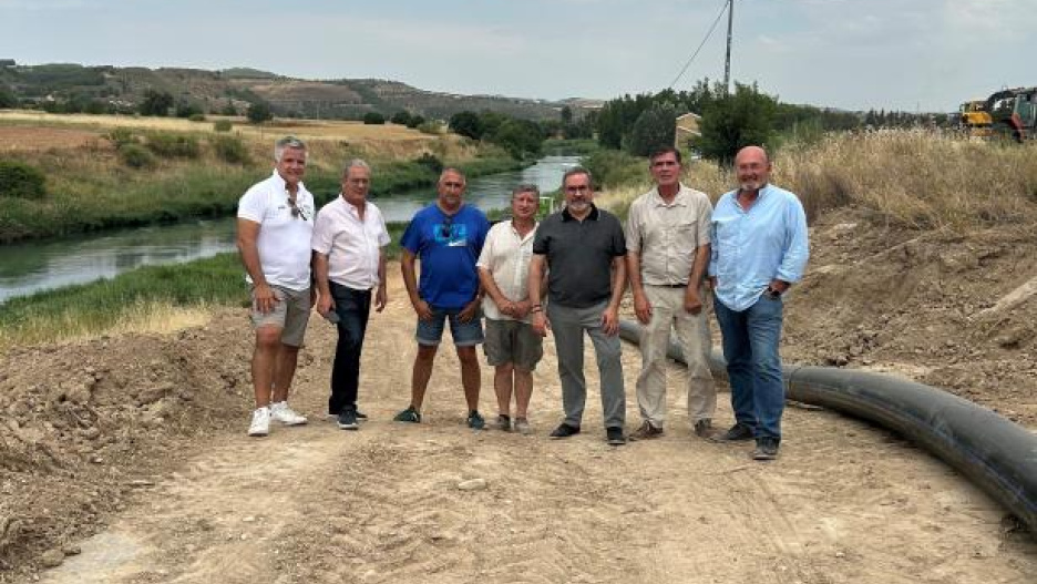 El director general de Desarrollo Rural, José Juan Fernández, y el delegado de Agricultura, Ganadería y Desarrollo Rural, Santos López, han visitado recientemente estas obras, acompañados por el alcalde de Almoguera, Antonio Bayona, y el presidente de la Comunidad de Regantes, José Luis Pérez,