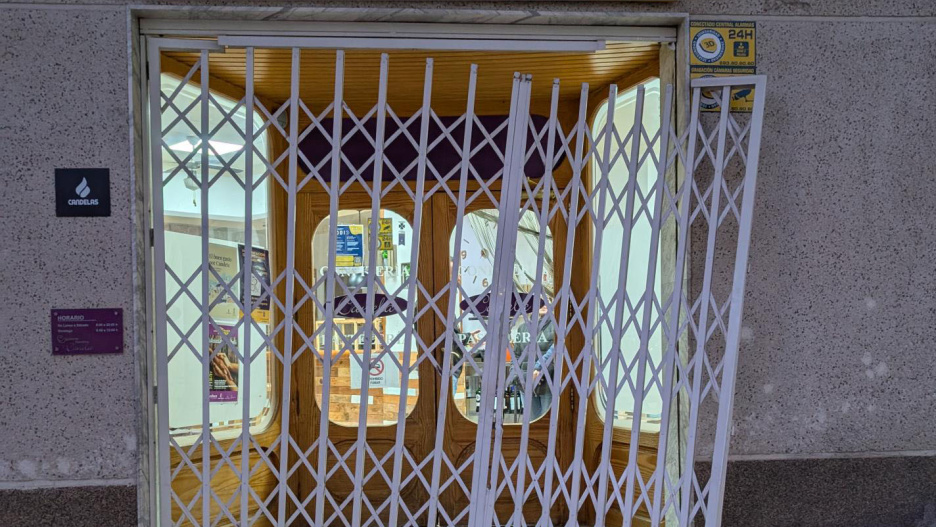 Puerta de acceso a un establecimiento forzada por los detenidos en Caudete