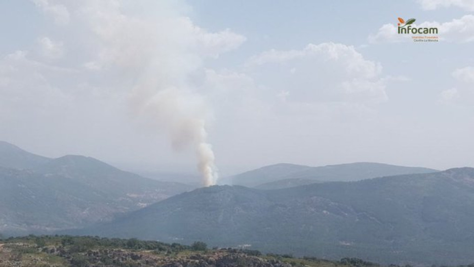 Columna de humo por el incendio en Los Navalucillos (Toledo)